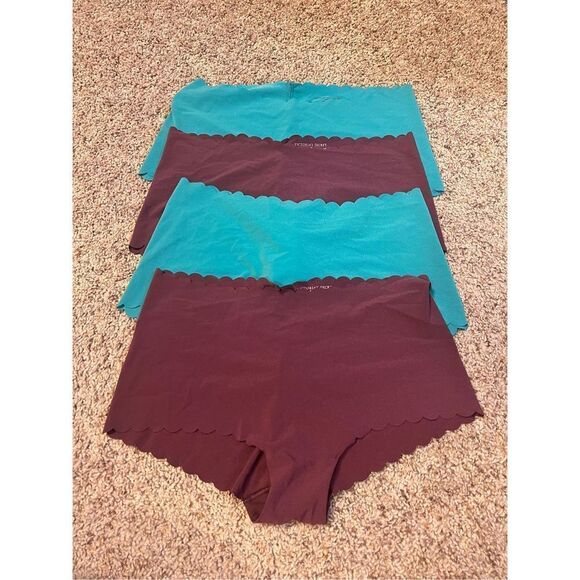 New Victoria’s Secret Set of 4 pairs of scalloped edge - Picture 3 of 3